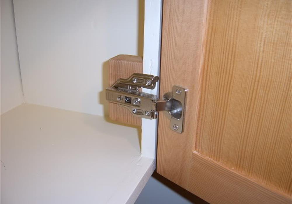 Cabinet Hinges